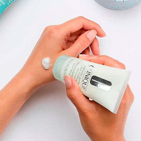 clinique-naturally-gentle-eye-makeuo-remover-arte
