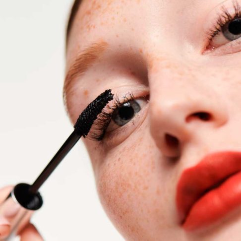 Alternative view of High impact zero gravity mascara de ojos